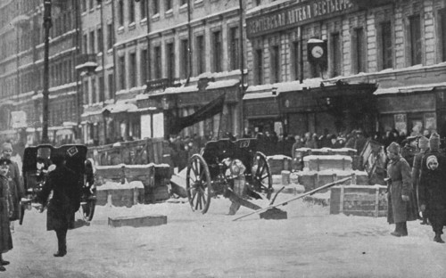 'La Revolution Russe; Le 12 mars 1917: canons de campagne derriere une barricade sur..., 1917. Creator: Unknown.