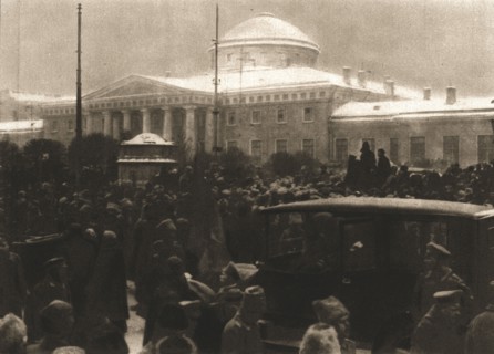 ''La Revolution Russe; La foule devant le Palais de Tauride, le 14 mars 1917. Creator: Unknown.
