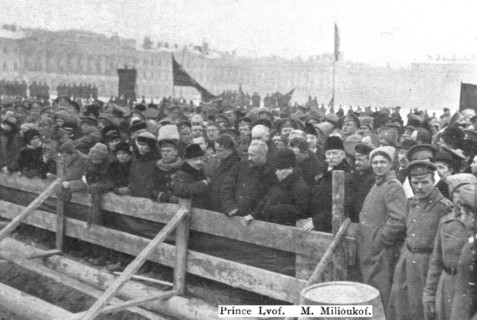 'Les Funerailles des Morts de la Revolution; Devant la fosse: les membres du gouvernement..., 1917. Creator: Unknown.