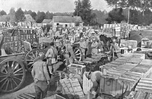 'Preparatifs d'offensive; Le remplissage des caissons assurant le transport des munitions... 1917. Creator: Unknown.