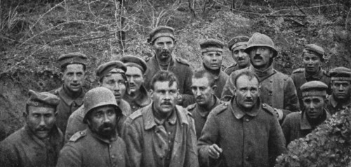 'Notre attaque du 16 avril 1917; Prisonniers dans un boyau, au Godat, a l'Ouest de Reims..., 1917. Creator: Unknown.