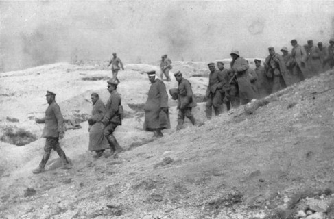 'L'Attaque du Mont-Pertois; Prisonniers descendant les pentes du Pertois: au sommet..., 1917. Creator: Unknown.