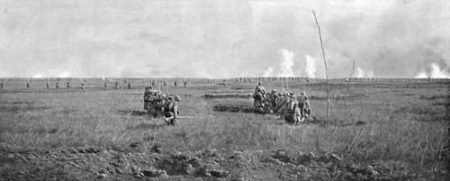 'L'Attaque du 5 mai 1917 sur le Chemin des Dames; Progression sous le feu, en ligne..., 1917. Creator: Unknown.