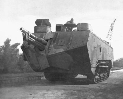 'Sur le massif de Moronvilliers; Notre artillerie d'assaut: char armé a l'avant d'un canon..., 1917. Creator: Unknown.