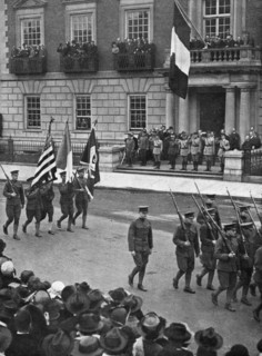 'La Premiere Mission Francaise aux Etats-unis; Le regiment de la celebre université d'Harvard...1917 Creator: Unknown.