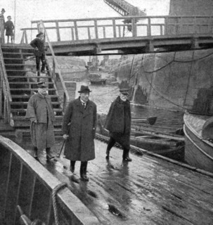 'La Mission Joffre-Viviani en Amerique; Arrivee, sur le ponton d'embarquement, le 18 avril 1917. Creator: Unknown.