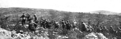 'Sur le Front Italien; L'offensive du Carso: infanterie italienne s'elancant a l'assaut..., 1917. Creator: Unknown.