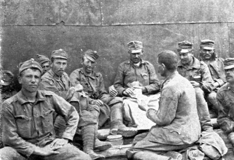 'Sur le Front Italien; Deux groupes parmi les 15,000 prisonniers tombés aux mains de nos..., 1917. Creator: Unknown.