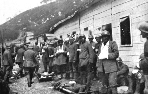 ' Victorieuse Offensive Italienne; Un poste de secours italien pendant les operations de..., 1917. Creator: Unknown.