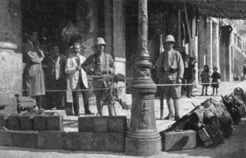 'Les Evenements de Grece; Mitrailleuses sur la place de la Concorde et au coin d'une rue', 1917. Creator: Unknown.