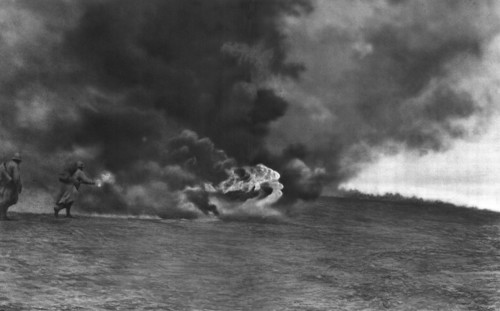 'Ce que L'ennemi a Voulu; La <<Guerre du Feu>>: une attaque a l'aide de Lance-Flammes', 1917. Creator: Unknown.