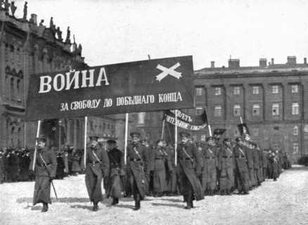 'Les Soubresauts de la Russie; Un groupe d'eleves artilleurs parcourt la ville en cortege..., 1917. Creator: Unknown.