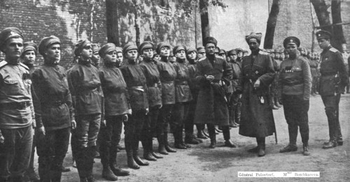 'Les Soubresauts de la Russie; Un bataillon feminin, cree et commande par Mme Botchkareva..., 1917. Creator: Unknown.