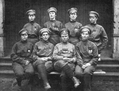 'Les Soubresauts de la Russie; L'etat-major du bataillon feminin: au centre, Mme Botchkareva...1917. Creator: Unknown.