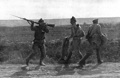 'Les Fuyards; Ceux qui sauvent l'honneur: un Russe de la vieille ecole se servant de son..., 1917. Creator: Unknown.