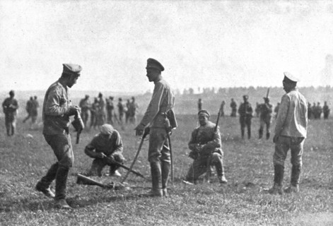 'Ramenés au Devoir; Arretes dans leur debandade, des soldats qui avaient abandonné leur..., 1917. Creator: Unknown.