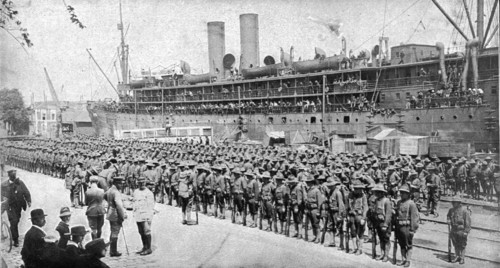 'Les Premiers Contingents Americains en France; Au fur et a mesure de la mise a terre, les..., 1917. Creator: Unknown.