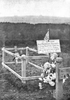 'Les Americains en Ligne; L'inscription sur les tombes', 1917. Creator: Unknown.