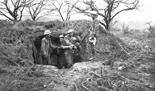 'Les Americains en Ligne; Une piece de 75, sous son camouflage, et ses servants americains', 1917 . Creator: Unknown.
