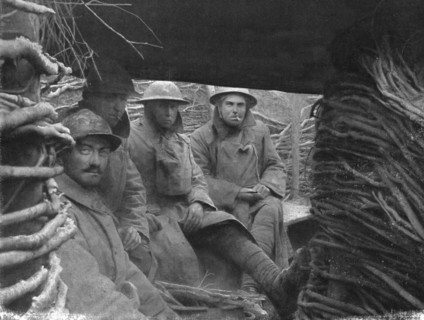 'Les Americains en Ligne; L'apprentissage de la vie de tranchee au contact des vieilles..., 1917. Creator: Unknown.