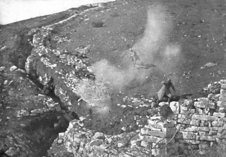 'Par Dela les Alpes; Sur le front italien: l'explosion d'un shrapnell sur une tranchee..., 1917. Creator: Unknown.