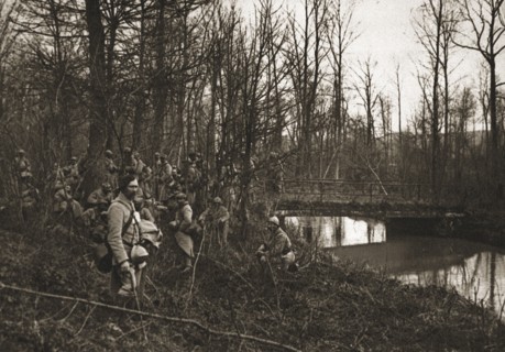 'Dans la Bataille; La protection de la voie ferree Amiens-Paris: un section d'infanterie..., 1918. Creator: Unknown.
