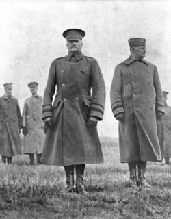 ' "Tout ce que nous avons est a vous"; Le general Pershing et le general Liggett commandant...1918. Creator: Unknown.