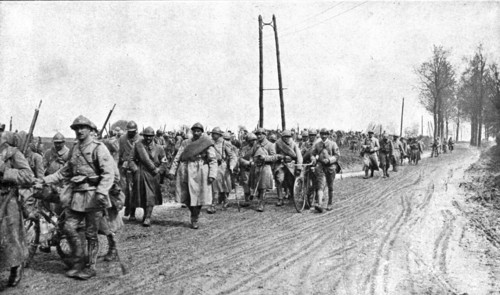 'Dans la Bataille; Regiment d'infanterie revenant du feu', 1918. Creator: Unknown.