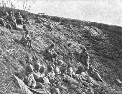 'Dans la Bataille; Entre deux engagements, des elements d'infanterie reprennent haleine..., 1918. Creator: Unknown.