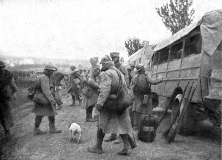 'Dans la Bataille; Arrivee de renforts sur le terrain', 1918. Creator: Unknown.