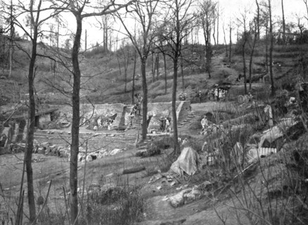 'L'offensive ennemie dans les Flandres; au mont Kemmel, le 23 avril 1918: poste de..., 1918. Creator: Unknown.