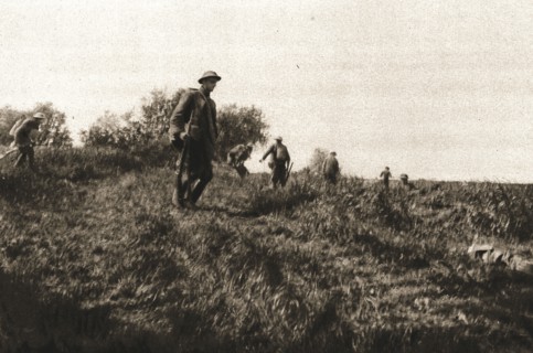 'Dans le bataille; les troupes americaines entrant dans le combat, le 4 juin 1918, au Nord..., 1918. Creator: Unknown.