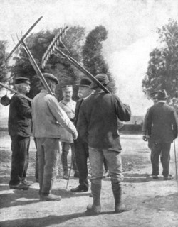 'L'attente confiante du pays; M. Clemenceau au milieu des cultivateurs d'un village du front', 1918. Creator: Unknown.
