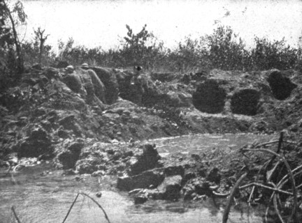 'Victoire Italienne; sur le bord de la Piave, des bersagliers reorganisent une position..., 1918. Creator: Unknown.