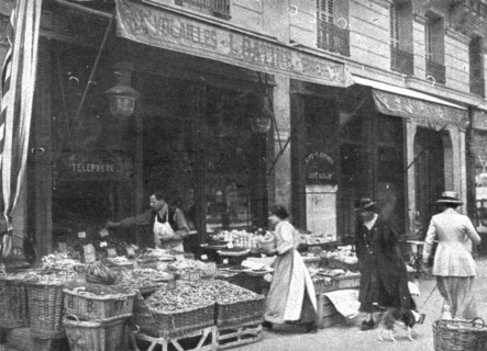 'Paris pendant la "Bataille de Paris"; l'etalage d'un fruitier', 1918. Creator: Unknown.