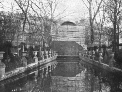 ' "La Guerre a L'Allemande"; au Luxembourg: la fontaine Medicis', 1918. Creator: Unknown.