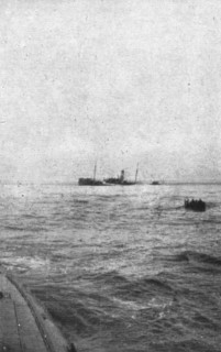'Les sous-marins allemands a l'Oeuvre; Un cargo coule: l'equipage est abandonne dans un canot', 1918 Creator: Unknown.