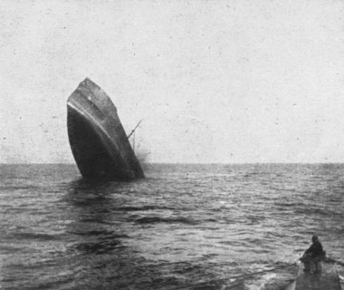 'Les sous-marins allemands a l'Oeuvre; Cargo piquant au fond par l'arriere', 1918. Creator: Unknown.