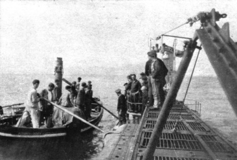 'A bord des sous-marins allemands; Une embarcation venant d'une cote neutre communique..., 1918. Creator: Unknown.
