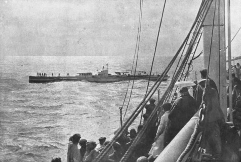 'Les sous-marins allemands contre les neutres; Arraisonnement, par un sous-marin..., 1918. Creator: Unknown.