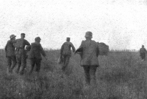 'Notre Artillerie d'Assaut; La Replique de Foch: Au Sud-ouest de Soissons; prisonniers..., 1918. Creator: Unknown.