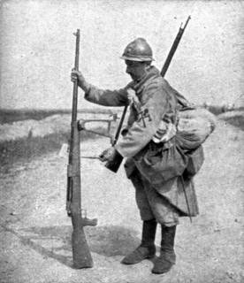 ' Sur le Marne; le fusil allemand contre char d'assaut, examine par un de nos sapeurs', 1918. Creator: Unknown.