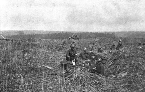 'A travers le champ de bataille; en seconde ligne dans les bles; finie la guerre de..., 1918. Creator: Unknown.