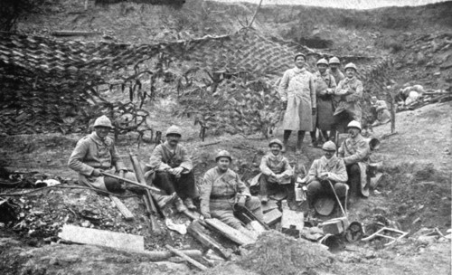 'Du tardenois a la Picardie; a 300 metres de Moreuil, le 8 aout, a 13 heurs: groupe d'officiers...,  Creator: Unknown.