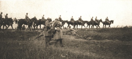 'A l'est de Montdidier; pelotons de dragons en soutien d'infanterie', 1918. Creator: Unknown.