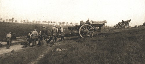 'A l'est de Montdidier; pieces de 155 portees sur des positions avancees', 1918. Creator: Unknown.