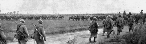 'A travers le champ de bataille; sur les talons de l'ennemi: l'action de la cavalerie..., 1918. Creator: Unknown.