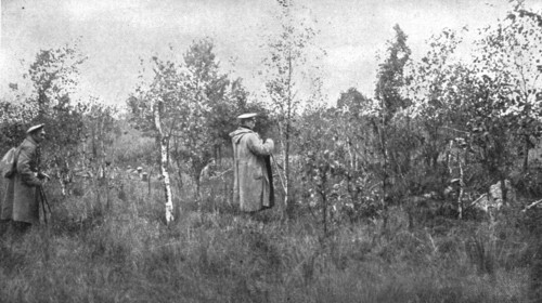'Les dernieres victoires Russes; Une attaque russe: les soldats marchent a l'ennemi, a peine courpes Creator: Unknown.