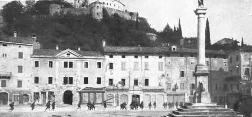 'Victoire Italienne; L'infanterie, prenant possession de la ville, traverse en courant la Piazza Gra Creator: Unknown.