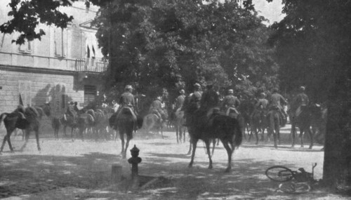'Victoire Italienne; La cavalerie italienne a Gorizia devant la palais du gouverneur autrichie, le m Creator: Unknown.
